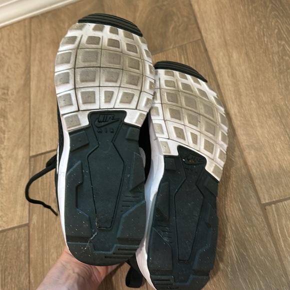 Hunter green Nike tennis shoes - Picture 5 of 6